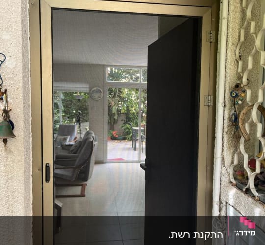 דלת אלומיניום עם מסגרת וזכוכית שקופה